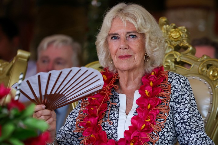 La reina Camilla durante el viaje a Samoa. Foto: Reuters 