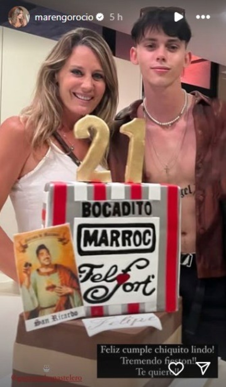 Felipe Fort y Rocío Marengo con la torta Marroc. Fotos: Instagram.