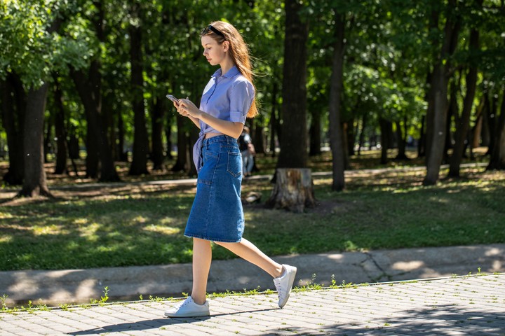 La marcha hacia atrás quema un 40% más de calorías por minuto que caminar hacia adelante. Foto: Shutterstock.