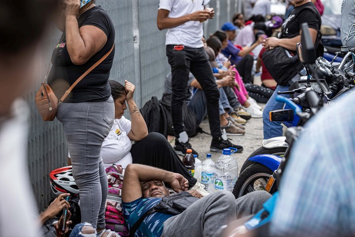 Familiares de las personas detenidas durante las protestas por los resultados electorales dados por el Consejo Nacional Electoral (CNE). Foto: EFE