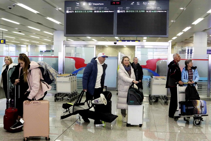 Turistas rusos, en el aeropuerto de Pyongyang, a comienzos de febrero. Foto: AP  