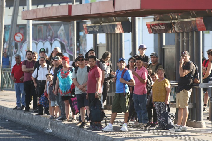 Largas filas en las parada de ómnibus en Santiago de Chile, por el cierre del metro durante el apagón del martes. Foto. EFE 