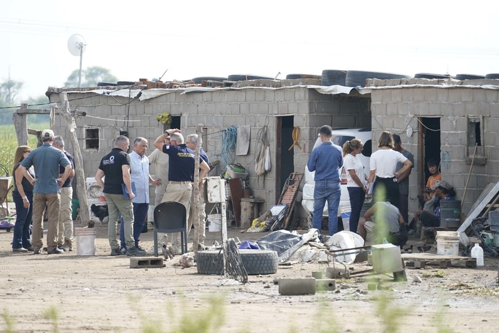 Los padres de Lian con investigadores en el frente de su casa. Foto Fernando de la Orden / Enviado especial 