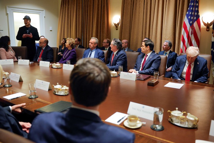 Elon Musk habla este miércoles en la Casa Blanca, en la primera reunión de gabinete del nuevo gobierno de Donald Trump. Foto. AP 