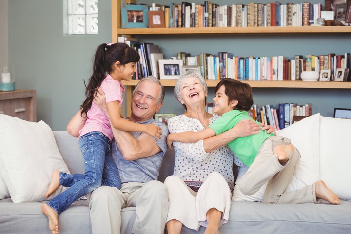 Hijos y abuelos, cultivan inteligencia emocional. Foto Shutterstock.