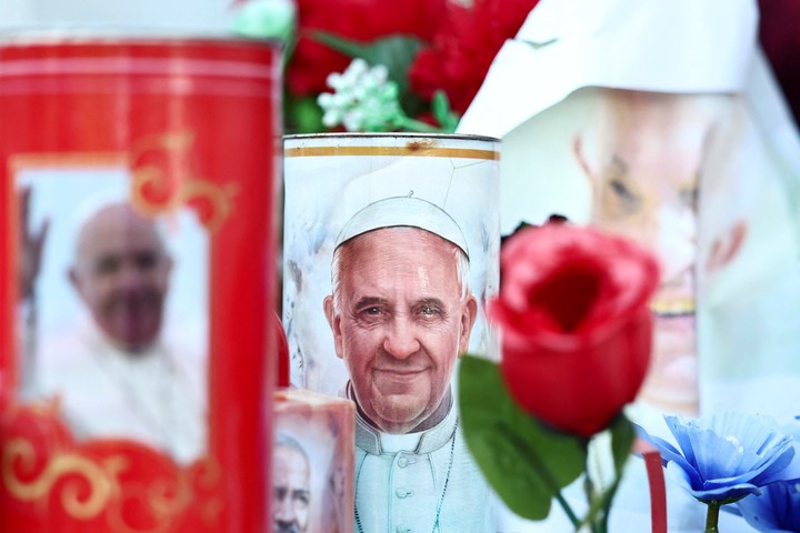 Imágenes del Papa Francisco, frente al hospital donde está internado desde el 14 de febrero. Foto: REUTERS