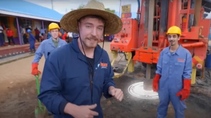 El youtuber construyó 100 pozos de agua potable en África.