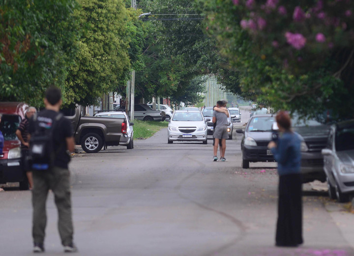 El papá y el tío de Kim hicieron el mismo recorrido que los asesinos de la nena, buscando pistas. Foto: Mauricio Nievas