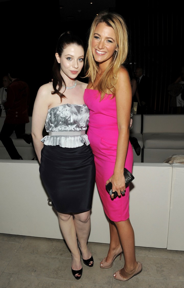 Blake Lively y Michelle Trachtenberg asisten a los Premios de Moda CFDA 2009 en Alice Tully Hall, Lincoln Center el 15 de junio de 2009 en la ciudad de Nueva York (AP Photo/Evan Agostini, FIle).