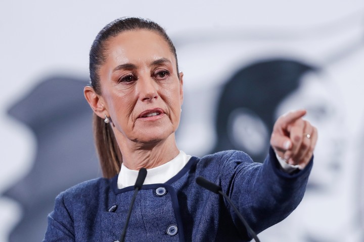 La presidenta de México, Claudia Sheinbaum, confía en llegar a un acuerdo con Donald Trump para frenar los aranceles. Foto: EFE 