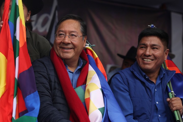 El presidente de Bolivia, Luis Arce (i), participa junto al presidente del partido oficialista MAS, Grover García, durante un acto conmemorativo del primer triunfo político del Movimiento Al Socialismo (MAS). Foto EFE