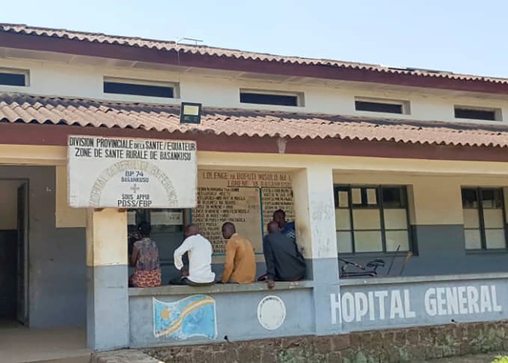 Un grupo de personas aguarda en un hospital en Basankusu. Foto: AP