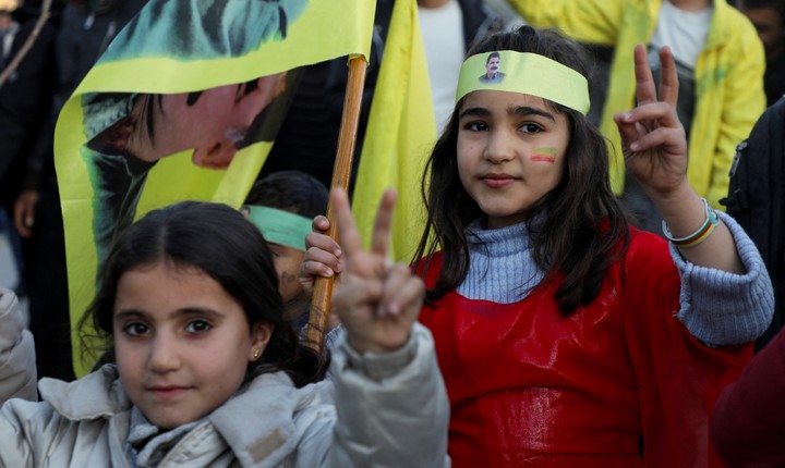 Los niños hacen el signo de la paz mientras los kurdos sirios se reúnen después de que el líder militante de Turquía encarcelado, Abdullah Ocalan, pidió a su Partido de los Trabajadores del Kurdistán (PKK) que deponga las armas. Foto Reuters