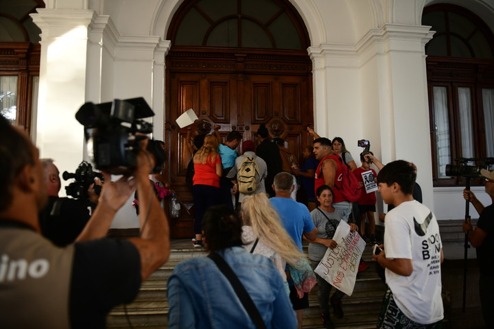 Marcha en la Municipalidad de La Plata luego del crimen de Kim. Foto Mauricio Nievas