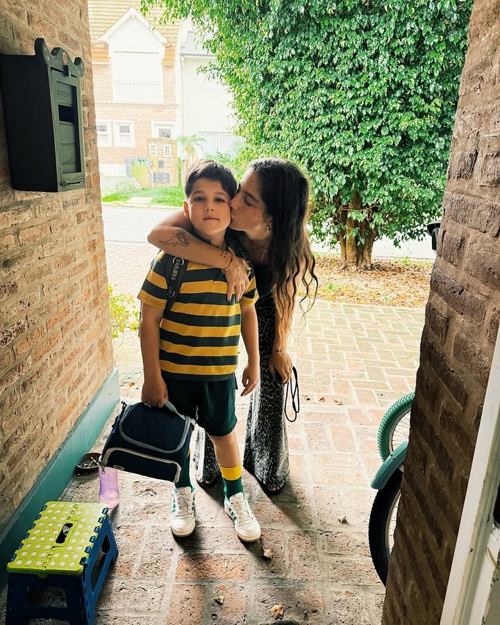 Juana Repetto y sus hijos durante el comienzo de clases. Fotos: Instagram.