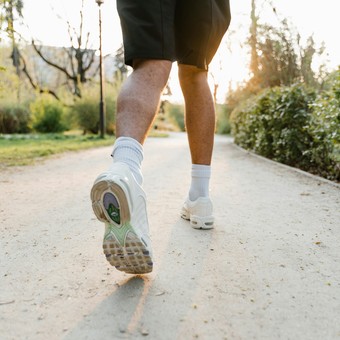 Caminar hacia atrás: cómo este extraño ejercicio puede quemar más calorías y mejorar el equilibrio