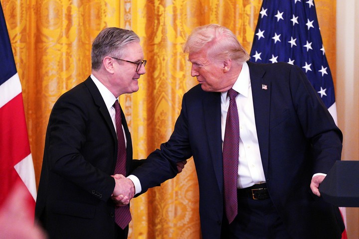 El primer ministro británico, Keir Starmer (izquierda), y el presidente estadounidense, Donald Trump, se dan la mano en una rueda de prensa conjunta en la Sala Este de la Casa Blanca el jueves 27 de febrero de 2025, en Washington. (Carl Court/Pool Photo vía AP)