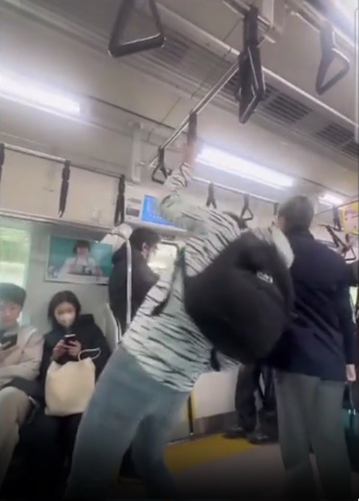 Nicolás Cabré simuló caerse sobre los pasajeros en un tren de Japón. Foto: Instagram