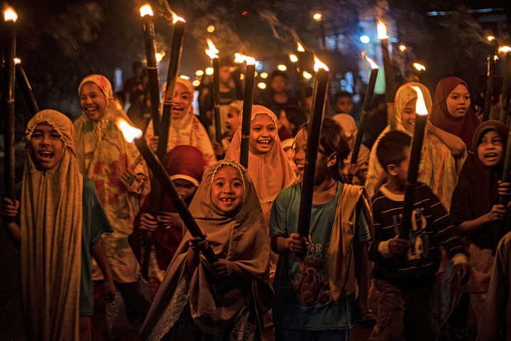 Los musulmanes se juntan a celebrar el fin del Ramadán.