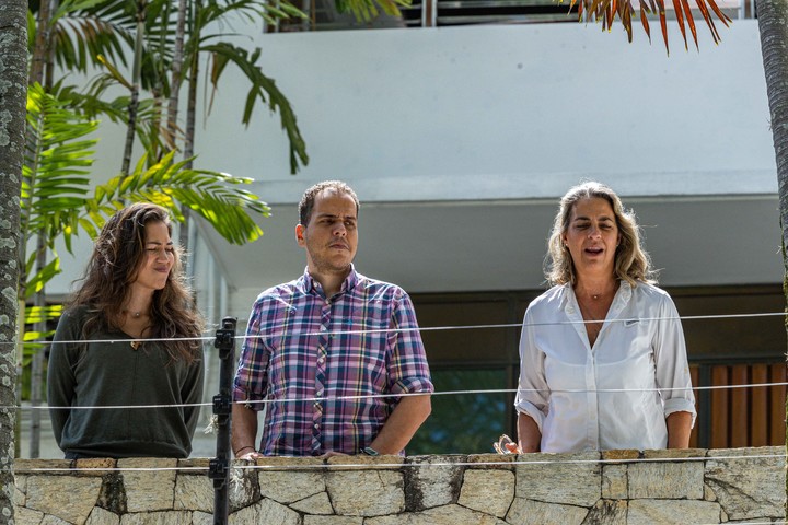 Claudia Macero, Pedro Uchurrurtu y Magalli Meda, asilados en la embajada argentina. Foto: EFE