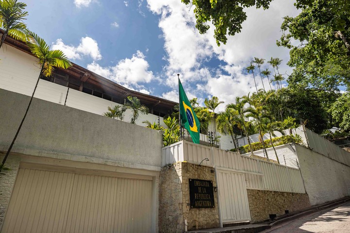 La bandera de Brasil izada en la embajada argentina en Caracas. Foto: EFE