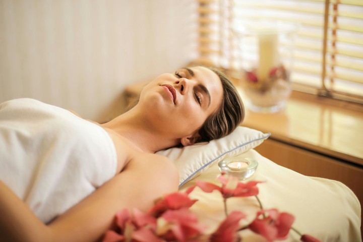 Disfrutá de un spa completo, con masajes, fangoterapia y reiki en un solo lugar. Foto: Pexels.