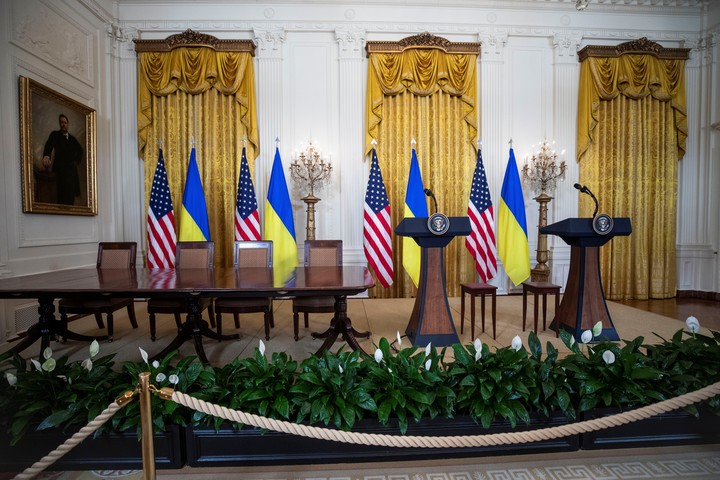 Atriles vacíos, tras la cancelación de la conferencia de prensa que debían dar Trump y Zelenski. Foto. EFE 