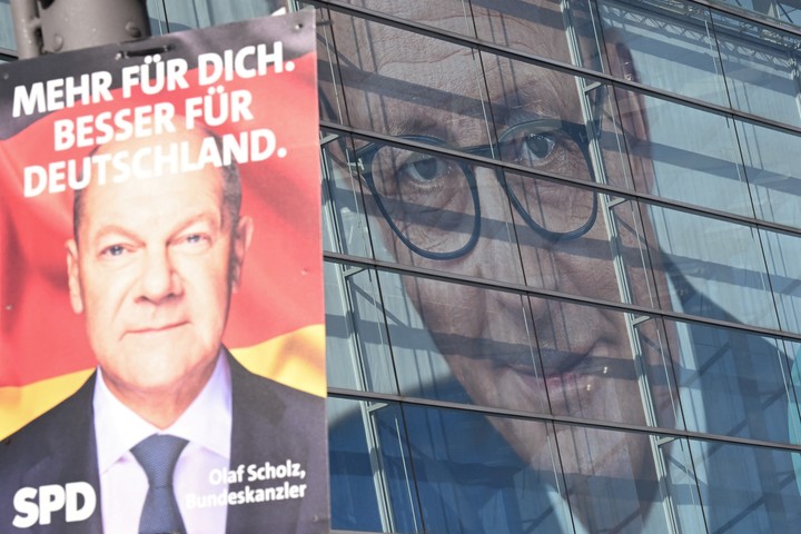 Un cartel de Friedrich Merz, candidato conservador alemán a canciller y líder del partido Unión Cristianodemócrata (CDU), cuelga en la sede del partido cerca de un cartel de su rival, el canciller Olaf Scholz, del SPD, tras las elecciones generales en Berlín, Alemania, 24 de febrero de 2025. REUTERS/Angelika Warmuth