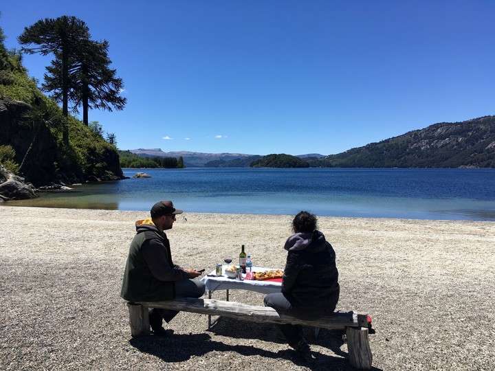 Viajes por Argentina con poca plata. Consejos para organizarse. Imagen de vida de camping en Villa Pehuenia. Neuquén. 