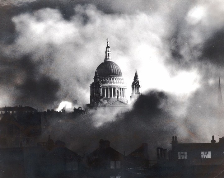 Bombardeos de la Alemania nazi a Londres, Inglaterra, en 1940. Foto: AP Photo/Daily Mail, Herbert Mason