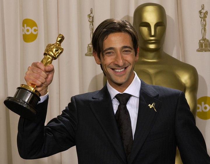 Adrien Brody con el Oscar por "El pianista" en 2003. Foto: AP