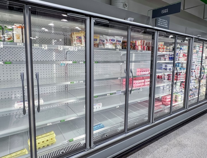 Estantes vacíos donde había huevos, en un supermercado de Atlanta, EE.UU., esta semana. Foto: EFE