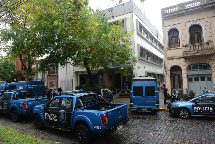 En abril hubo una fuga en la comisaría de Villa Urquiza. La ciudad destina 2.000 policías para el cuidado de los presos. Foto Luciano Thieberger 