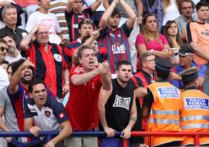 Furiosos hinchas de un equipo de fútbol insultan en la cancha. Foto: DYN/Carmelo Regno