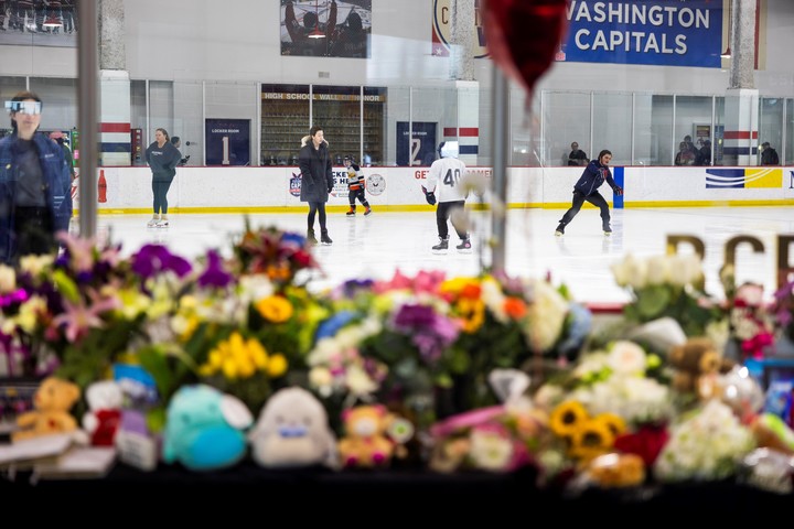 Homenajes a los jóvenes patinadores que muriern en el accidente aéreo del sábado en Washington, este sábado en el aeropuerto Ronald Reagan. Foto: EFE 