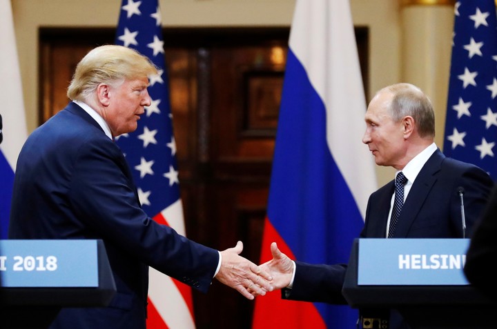 ARCHIVO - En esta foto de archivo tomada el lunes 16 de julio de 2018, el presidente de Estados Unidos, Donald Trump, estrecha la mano del presidente ruso, Vladímir Putin, al final de la rueda de prensa tras su reunión en el Palacio Presidencial de Helsinki, Finlandia. (AP Photo/Alexander Zemlianichenko, Archivo)