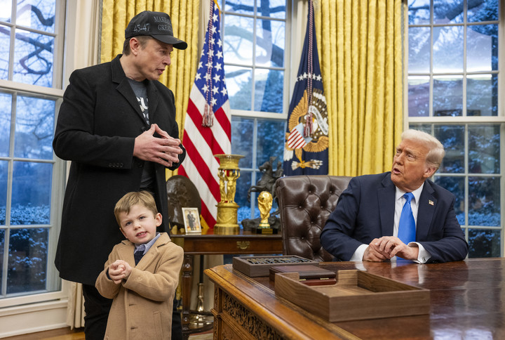 Elon Musk, el director ejecutivo de Tesla y SpaceX, junto a su hijo, se unen al presidente de Estados Unidos, Donald Trump, para firmar órdenes ejecutivas en la Oficina Oval de la Casa Blanca. Foto AFP