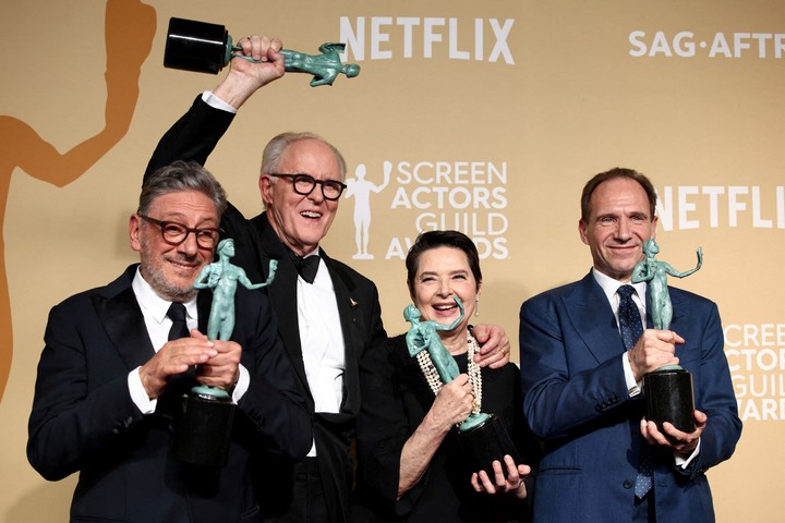 Sergio Castellitto, John Lithgow, Isabella Rossellini y Ralph Fiennes, eufóricos. "Cónclave" le metió intriga a la entrega del Oscar, el próximo domingo. Foto Reuters