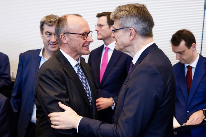 El presidente del partido y facción Unión Demócrata Cristiana (CDU), Friedrich Merz, junto al primer ministro del estado federado de Baviera y presidente de la Unión Social Cristiana, Markus Soeder. Foto EFE