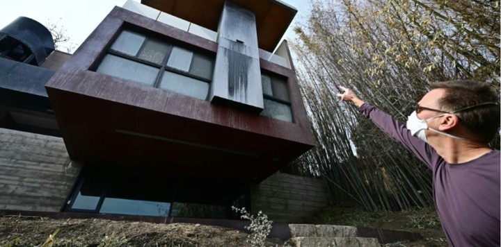 En una calle de Los Ángeles, en medio de cenizas, su casa se mantiene en pie (AFP).