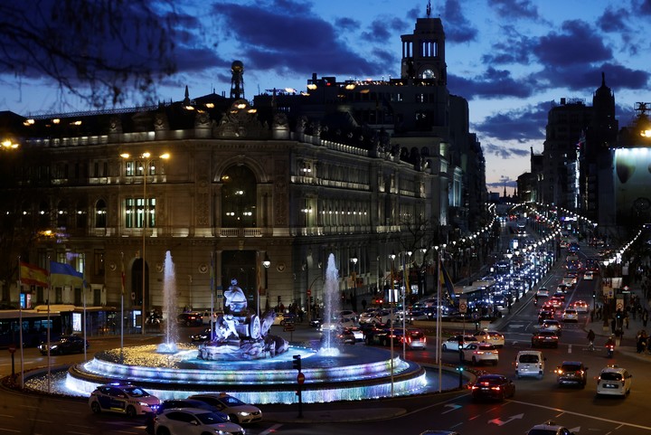 Madrid al amanecer. Hora de regreso a casa. ¿A qué país de Latinoamérica creen parecerse los españoles?/ EFE/ Mariscal.