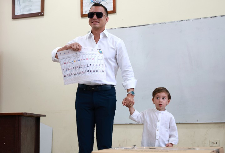 El presidente ecuatoriano, Daniel Noboa, mostrando su papeleta electoral, en un colegio electoral de Olón, en la provincia de Santa Elena, Ecuador. Foto Xinhua