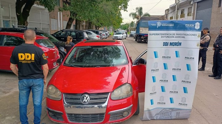 De un Volkswager Vento de color rojo descendió una pareja, que intentó abrir la camioneta. Fueron detenidos.