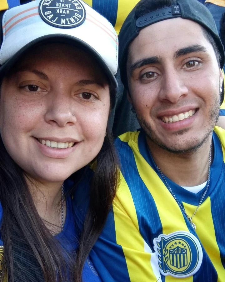 Ivana Garcilazo (32), en la cancha de Rosario Central, junto a su novio, Daniel.