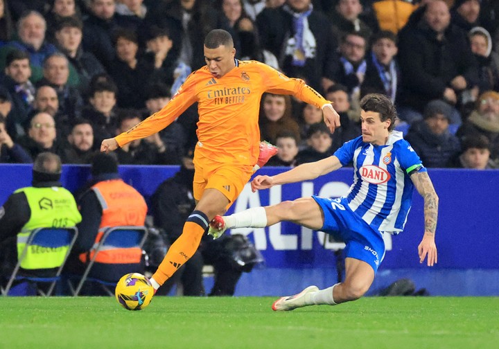 La infracción de Carlos Romero sobre Kylian Mbappe que solo fue castigada con tarjeta amarilla fue una de las jugadas que motivaron la carta del Real Madrid a la RFEF. Foto: Nacho Doce / Reuters.