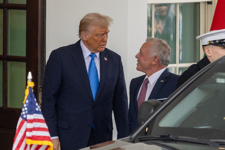 Donald Trump con el rey jordano, Abdullah II, en la Casa Blanca, quien rechazó la propuesta de sacar a la población palestina de Gaza. Foto Xinhua