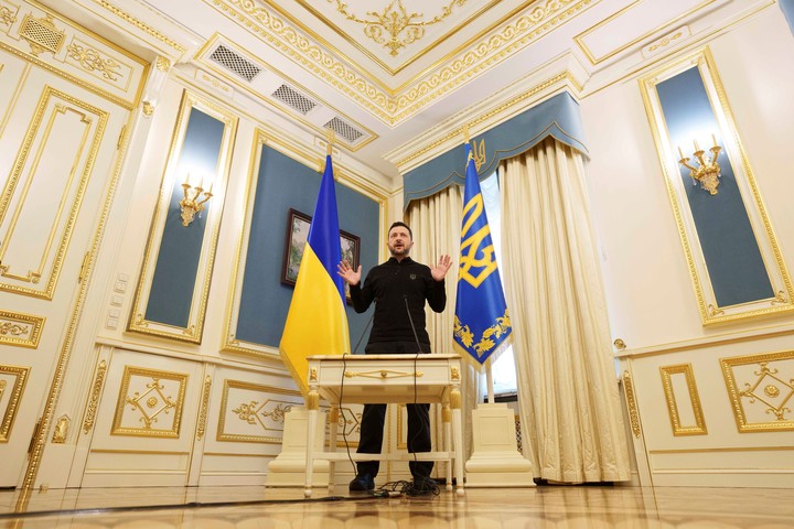 El presidente ucraniano, Volodimir Zelenskiy, habla con periodistas durante una conferencia de prensa en Kiev. Foto AP