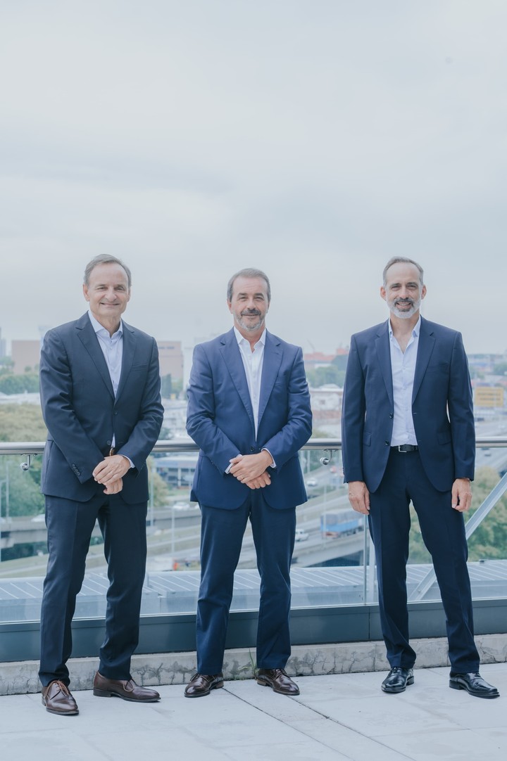 De izquierda a derecha: Fabián Kon, CEO de Galicia; Alejandro Butti, CEO de Santander; y Marcos Herbin, CEO de Nera.