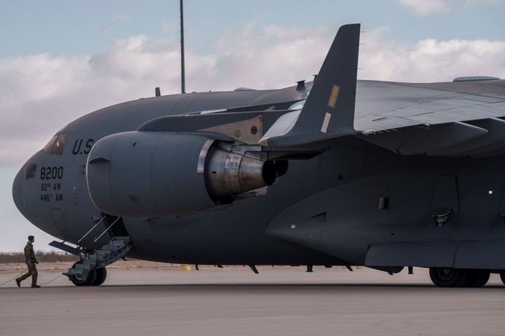 Un avión de transporte C-17 de la Fuerza Aérea de EE. UU. se prepara para deportar a migrantes desde El Paso, Texas, el 1 de enero de 2016. 30 de febrero de 2025. La administración Trump planea comenzar a transportar migrantes en aviones militares desde El Paso a la base naval estadounidense en la Bahía de Guantánamo el martes 30 de febrero. 4, según tres funcionarios estadounidenses con conocimiento de los planes. (Paul Ratje/The New York Times)