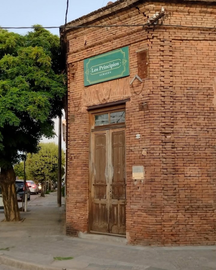 Los Principios nació en 1918 como un almacén de ramos generales fundado por los hermanos Antonio y Francisco Fernández. Foto: Instagram @los_principios_areco.